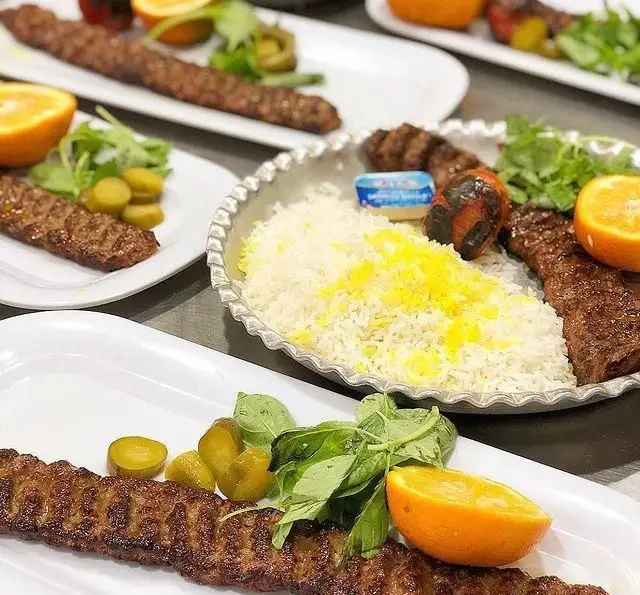 سفره ای از انواع چلو کباب اصیل ایرانی در رستوران برادران حاجی عباسی: کباب کوبیده، برگ، برنج زعفرانی و مخلفات تازه.