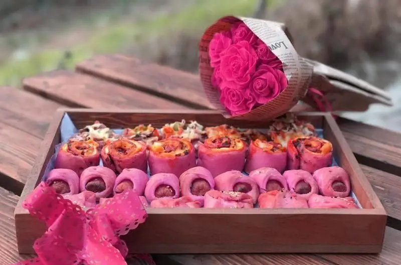 سینی فینگرفود چکاو با مینی پیتزا و هات‌داگ‌های صورتی جذاب، به همراه دسته‌گل رز برای هدیه و مهمانی‌های خاص و شیک.