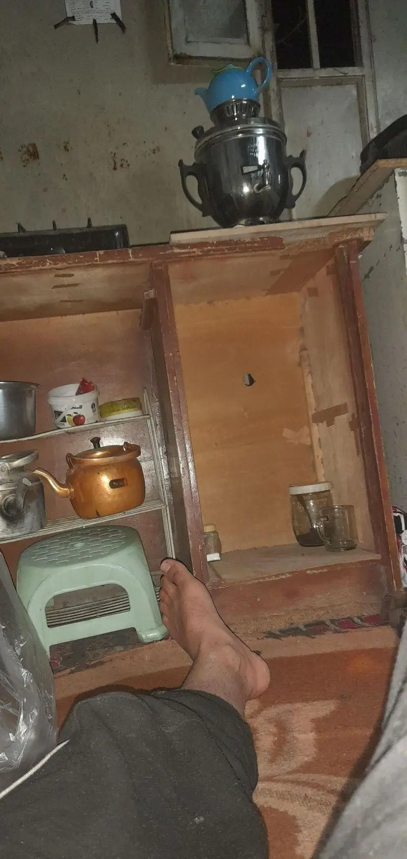 تصویری از فضای داخلی دلنشین و سنتی خانه‌ای در نزدیکی باغ گیلاس، با سماور برای تهیه چای، یادآور آرامش و سادگی زندگی روستایی.