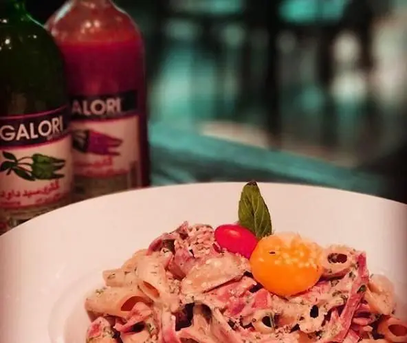 پاستای لذیذ با سس مخصوص و تزیینات هنرمندانه، آماده سرو برای مشتریان عزیز در کافی شاپ ایزار. لذت یک وعده غذایی دلپذیر را تجربه کنید.