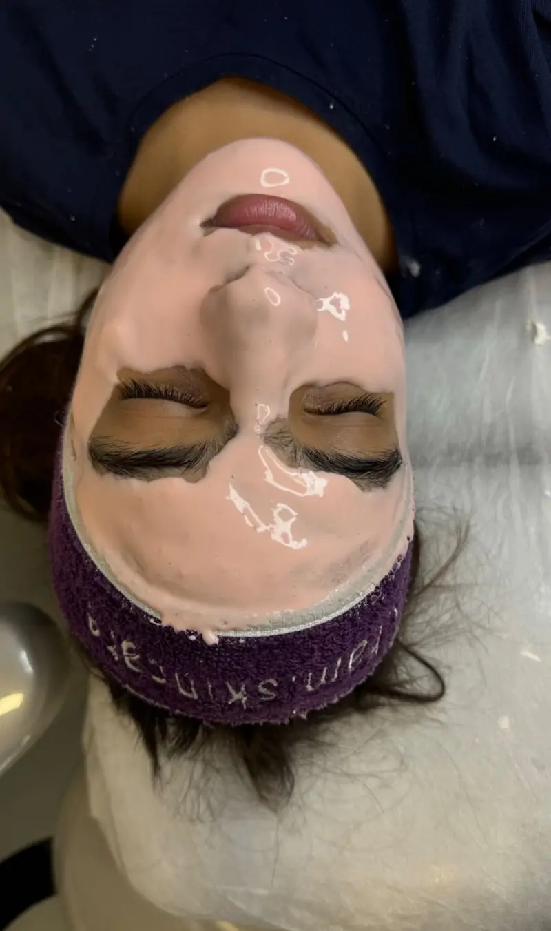 مراحل انجام فیشیال و پاکسازی تخصصی پوست صورت با ماسک لاتکسی صورتی رنگ جهت آبرسانی و جوانسازی پوست در کلینیک زیبایی