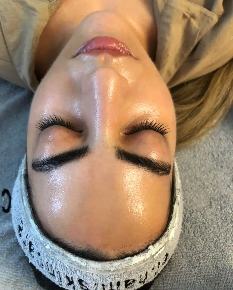 مراحل پایانی فیشیال تخصصی و آبرسانی عمیق پوست صورت زن جوان با پوست بسیار درخشان و شفاف در کلینیک تخصصی پوست و زیبایی تهران