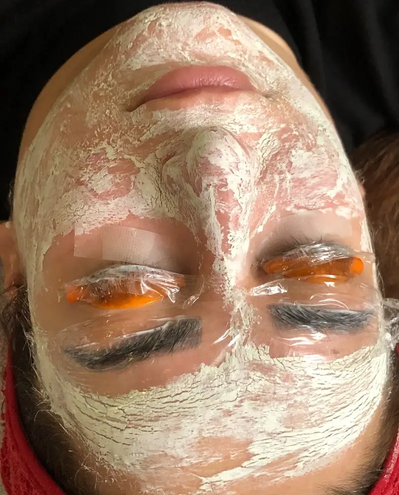 مراحل انجام همزمان پاکسازی پوست با ماسک گچی و لیفت ابرو و مژه در سالن زیبایی، خدمات تخصصی فیشیال و جوانسازی پوست