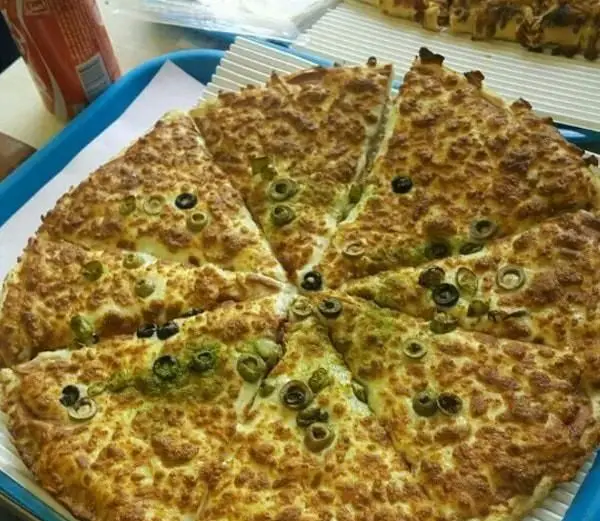 پیتزای عالی و تازه از فست فود گیو با پنیر برشته، زیتون سبز و سیاه و سس مخصوص، آماده برای سرو در سینی آبی.