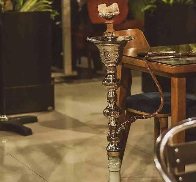 قلیان مجلل در کافه رستوران فروهر با ذغال روشن و آماده سرویس دهی، تجربه ای بی نظیر در فضایی گرم و صمیمی.