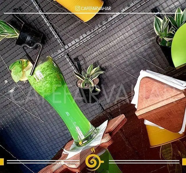 اسموتی سبز خنک و تازه کافه فروهر، انتخابی عالی برای روزهای گرم. نوشیدنی‌های طبیعی و سالم در فضای دلنشین کافه رستوران فروهر تهران.