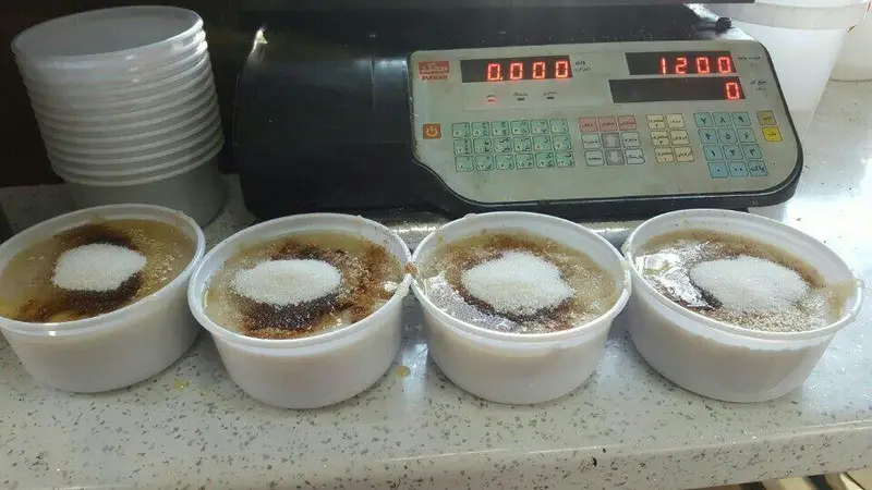 چهار ظرف حلیم داغ و خوشمزه از کباب و حلیم ناصر، آماده سرو با شکر و دارچین، برای فروش و سفارش.