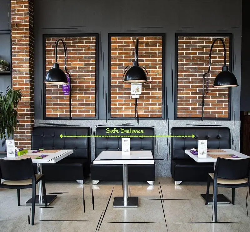 تصویری از فضای داخلی مدرن رستوران پیتزا سیب 360، شامل چیدمان منظم میز و صندلی‌ها با رعایت کامل پروتکل فاصله گذاری اجتماعی برای رفاه مشتریان.