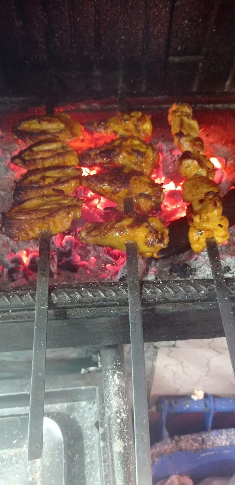 بال و کتف مرغ کبابی طلایی و جوجه کباب بر روی منقل داغ ذغالی در جگرکی لوکس طلائی. بهترین کباب های ایرانی را تجربه کنید.