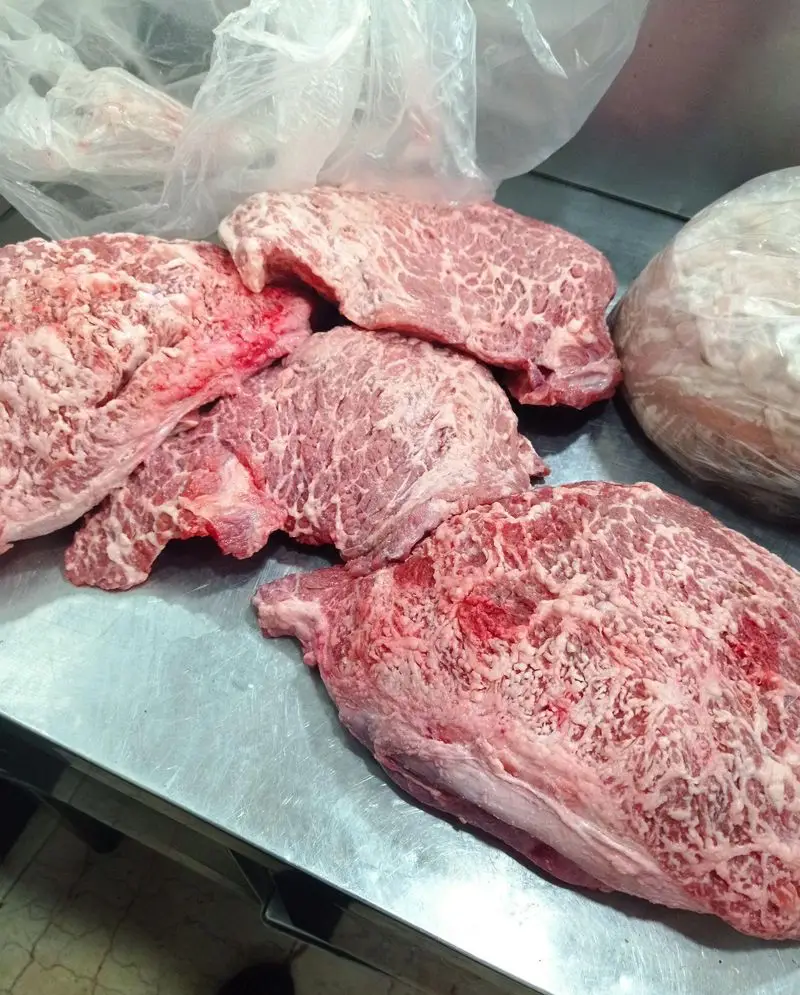 برش‌های تازه و باکیفیت گوشت با مرمریت عالی برای انواع کباب در جگرکی لوکس طلائی، آماده طبخ حرفه‌ای.