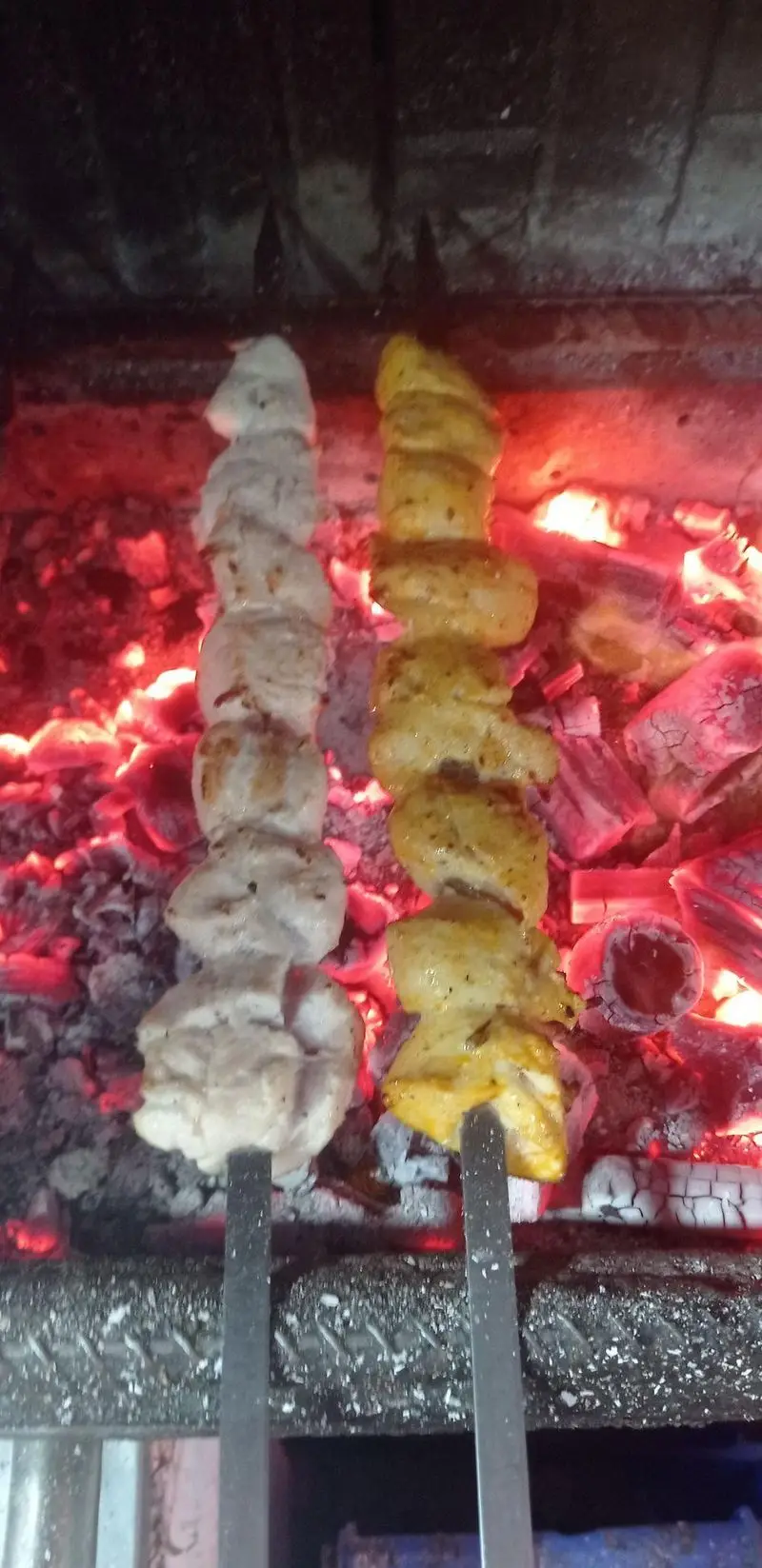 آماده‌سازی کباب جوجه لذیذ و جگر تازه در جگرکی لوکس طلائی بر روی زغال داغ. کبابی خوش‌طعم و معطر برای تجربه ای فراموش‌نشدنی.