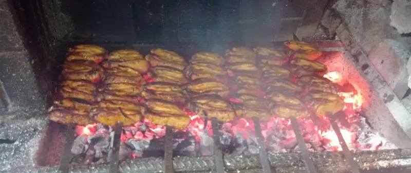 جگرهای تازه و لذیذ کبابی شده بر روی آتش ذغال در جگرکی لوکس طلائی، آماده سرو برای مشتریان گرامی.