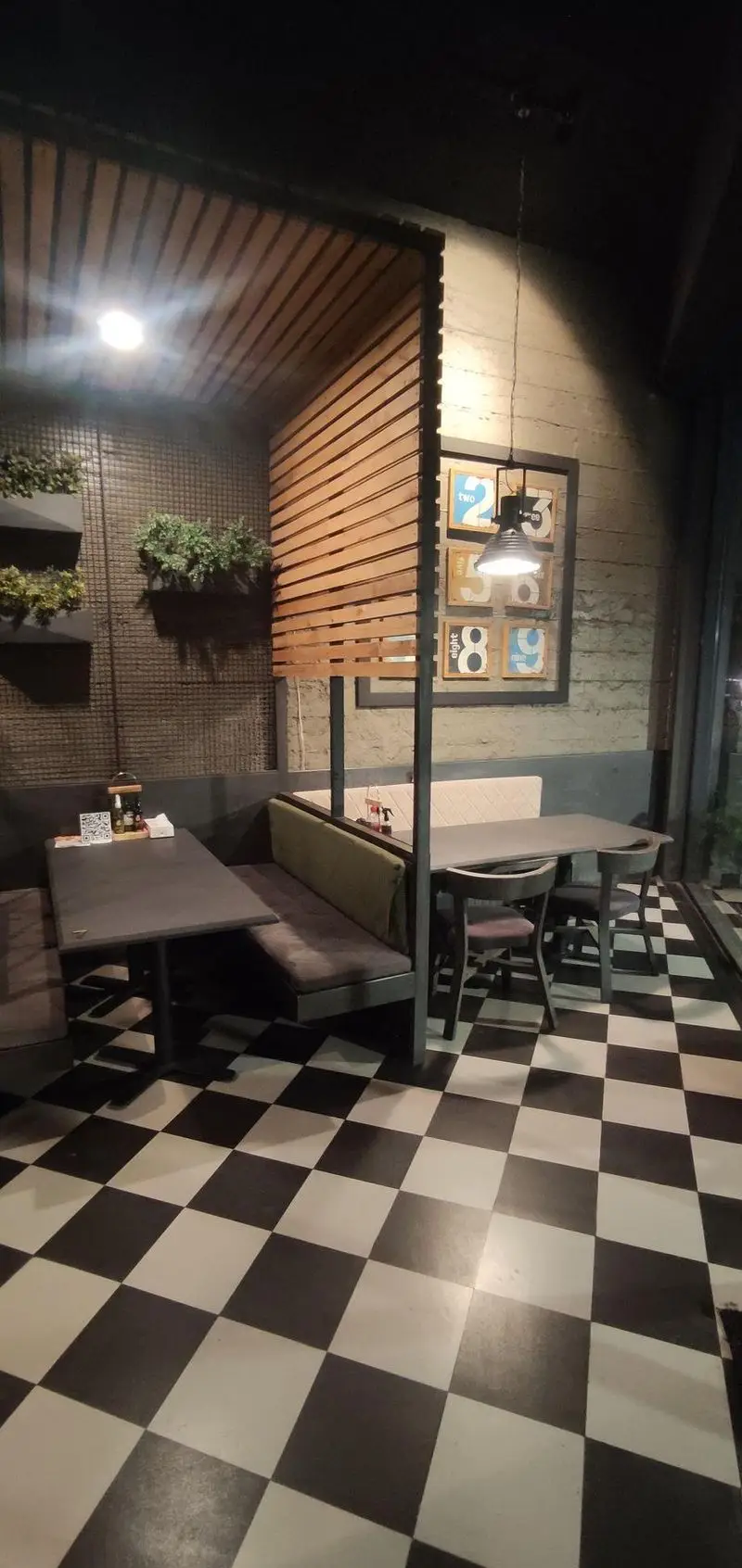 فضای داخلی شیک و مدرن رستوران ای تی اف شعبه کاشانی با میز و صندلی راحت، دکوراسیون چوبی و کف شطرنجی چشم نواز برای تجربه ای دلپذیر.