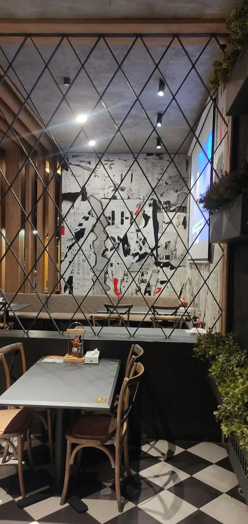 دکوراسیون داخلی کافه و رستوران ای تی اف شعبه کاشانی با طراحی مدرن، آینه کاری لوزی، میز و صندلی چوبی و فضای دلنشین برای مشتریان.