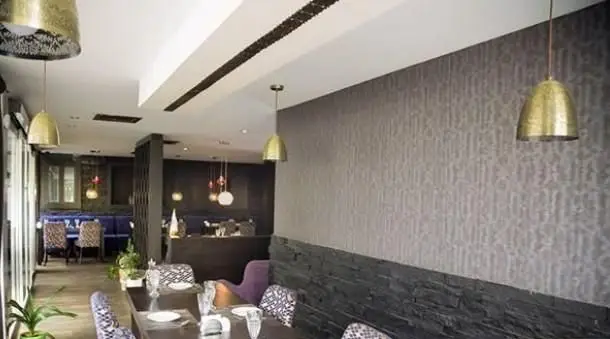 دکوراسیون داخلی شیک و مدرن رستوران توتیا با نورپردازی گرم، مبلمان راحت و فضای دلنشین مناسب برای صرف غذا و دورهمی خانوادگی.