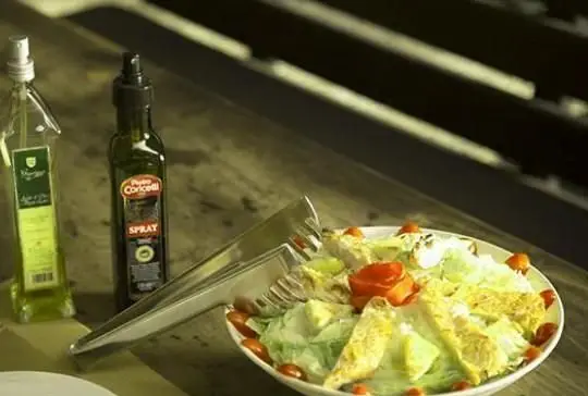 سالاد تازه و خوش‌طعم رستوران توتیا با مرغ گریل، گوجه گیلاسی و روغن زیتون اسپری، گزینه‌ای عالی برای غذای سالم و رژیمی.