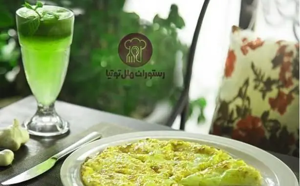 صبحانه خوشمزه در رستوران توتیا شامل املت سبزیجات و نوشیدنی خنک نعناع. مکانی دلنشین برای شروع روزی پرانرژی و مفرح.