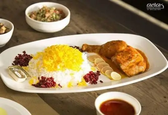 چلو مرغ زعفرانی رستوران توتیا با برنج سفید، مرغ خوش‌رنگ، زرشک، لیمو، کره و سالاد شیرازی. غذای لذیذ ایرانی.