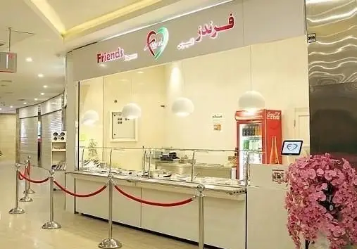 تصویر رستوران فرندز اکسپرس، پیشخوان سلف سرویس غذاهای ایرانی شامل کباب و خورش، با دکوراسیون مدرن و شیک در فودکورت.