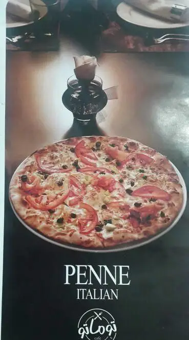 تصویری جذاب از پیتزای ایتالیایی مخصوص رستوران توماتو با گوجه فرنگی تازه، زیتون و پنیر؛ یک انتخاب عالی برای منوی کافه.