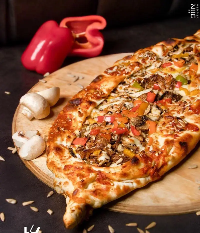 پیده قارچ و گوشت ویژه کافه رستوران کالوک، با فلفل دلمه رنگی و کنجد، غذای خوشمزه برای تجربه طعمی متفاوت و سفارش آنلاین.