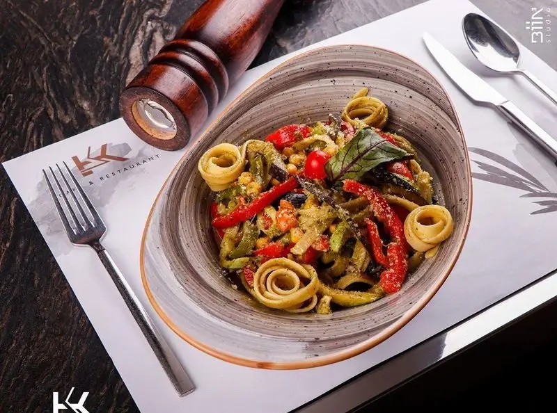 پاستا سبزیجات مدیترانه‌ای کافه رستوران کالوک با فلفل دلمه‌ای، ذرت و نخود، یک غذای سالم و لذیذ.