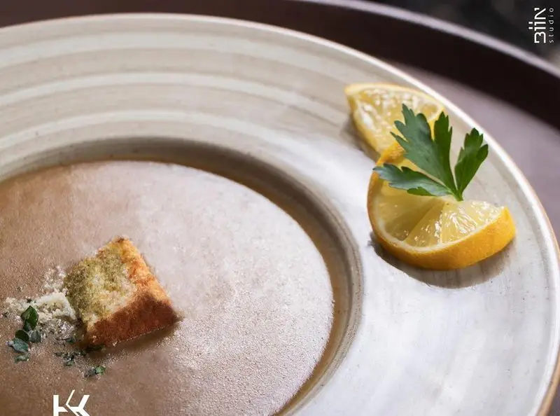 سوپ مقوی و لذیذ کافه رستوران کالوک، تزیین شده با کروتون طلایی، ادویه‌های خاص، برش‌های لیمو و جعفری تازه.