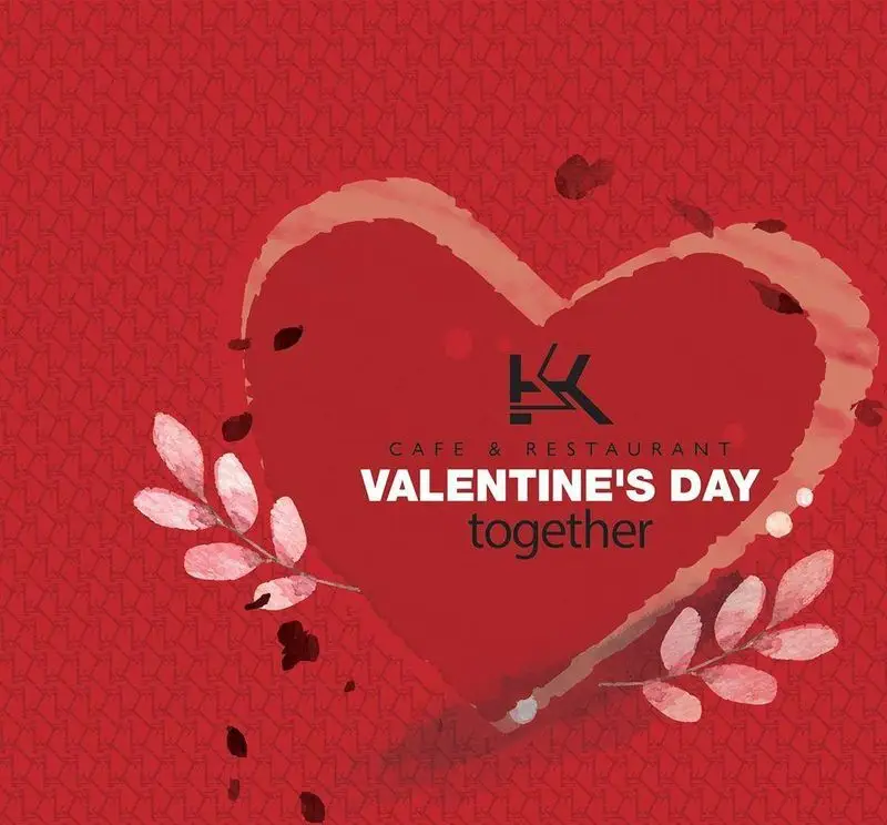 پوستر تبریک ولنتاین کافه رستوران کالوک با طرح قلب قرمز، برگ‌های صورتی و متن Valentine's Day together، پیشنهادی عاشقانه برای روز عشق.