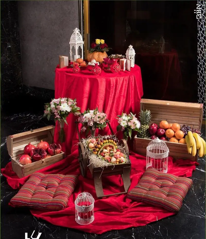 دکوراسیون شیک و جذاب شب یلدا در کافه رستوران کالوک با میز و میوه آرایی سنتی، گل‌آرایی زیبا و فضای گرم و دلنشین برای دورهمی‌ها.