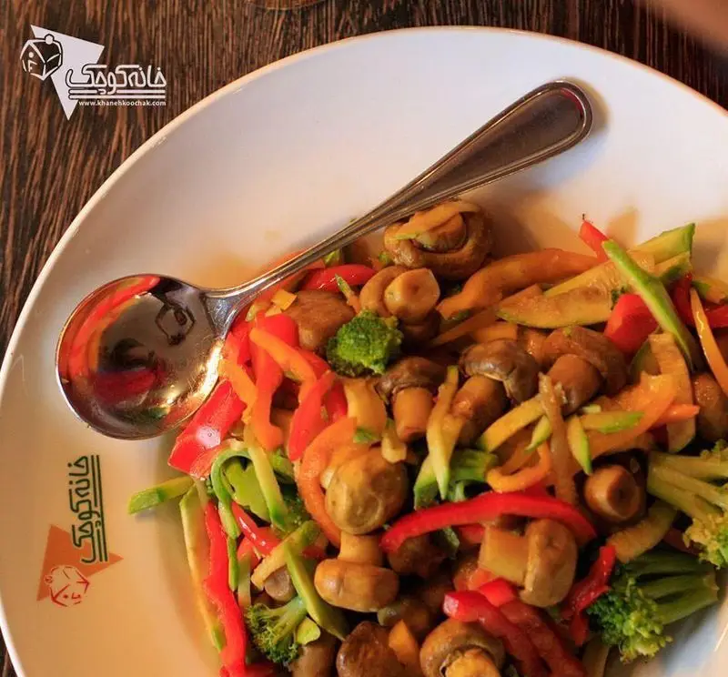 سبزیجات تفت داده شده و خوشمزه رستوران خانه کوچک با قارچ، فلفل دلمه ای، کدو سبز و بروکلی. یک وعده غذای سالم و گیاهی.