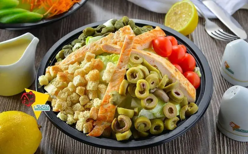 سالاد سزار مرغ گریل خوشرنگ و تازه خانه کوچک با زیتون، کروتون، گوجه گیلاسی و سس مخصوص. غذای سالم و لذیذ.