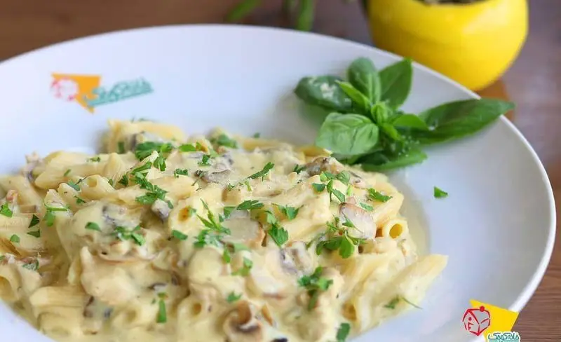 پاستا پنه خامه ای و قارچ، غذایی دلپذیر و لذیذ از منوی خانه کوچک، ایده آل برای یک شام خانوادگی یا دورهمی دوستانه.