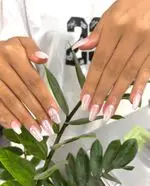 ناخن‌های زیبا با طراحی فرنچ امبره صدفی و نگین‌کاری جذاب در آرایشگاه زنانه و سالن زیبایی بهاره بمان، کاشت و ژلیش حرفه‌ای.