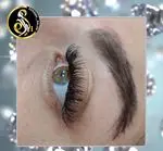 نمونه کار اکستنشن مژه والیوم و پرپشت در آرایشگاه زنانه سپیده. زیبایی و جذابیت چشم‌ها با بهترین خدمات مژه حرفه‌ای.
