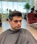 مدل موی کلاسیک و مجلسی مردانه با حالت دهی عالی و سشوار کشیده شده، مناسب برای آقایان شیک پوش در سالن پیرایش و آرایشگاه