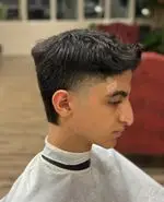 مدل موی سایه روشن جدید پسرانه با هیرکات حرفه ای و فید دور سر بسیار شیک، مناسب برای آقایان جوان در سالن پیرایش مدرن