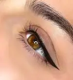 آرایش چشم زیبا و حرفه‌ای با خط چشم ظریف و مژه‌های پرپشت در سالن زیبایی الهه آرا ستارخان.