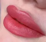 رژ لب دائم شیک و طبیعی در سالن زیبایی الهه آرا ستارخان، متخصص در کانتورینگ و شیدینگ لب برای زیبایی ماندگار.