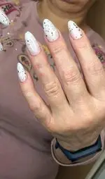 کاشت ناخن ژل با طراحی خاص سفید و مشکی خالدار (پفکی) برای دست، جلوه ای زیبا از خدمات تخصصی ناخن در آرایشگاه زنانه فا.