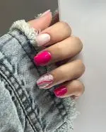 طراحی ناخن شیک دخترانه با لاک ژل صورتی جیغ و سفید نود به همراه دیزاین خطوط مواج نقره‌ای و صورتی روی ناخن دست با آستین جین