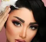 مدل آرایش عروس و میکاپ صورت حرفه ای با لنز چشم طوسی رنگ، ابروهای کشیده و سایه چشم تیره به همراه تور عروس سفید روی مو