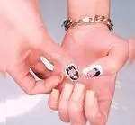 طراحی ناخن فانتزی و شیک با تصویر چهره بر روی ناخن شست و لاک رنگ نود ملایم روی بقیه ناخن‌ها مناسب برای استایل مجلسی