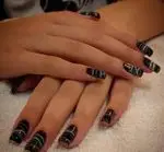 طراحی ناخن با اسپایدر ژل سفید روی لاک ژل مشکی برای ناخن‌های بلند مربعی شکل، مناسب برای ایده کاشت ناخن مجلسی و شیک زنانه