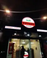 نمای شبانه فست فود تیفانی برگر با تابلوهای روشن شامل لوگو، شماره تماس 77725038-77295411 و آدرس اینستاگرام Tiffanyburger