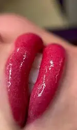 سالن تخصصی زیبایی و مرکز کراتین طرفه: لب‌های برجسته و براق با کراتین تخصصی. تجربه زیبایی و درخشندگی.