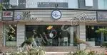 نمای بیرونی فست فود سفید آبی، رستورانی مدرن با تابلوهای Burger و Pizza، آماده ارائه غذای سریع و باکیفیت. شماره تماس 77111414.