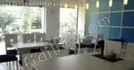 نمایی از داخل فست فود سفید آبی؛ دکوراسیون مدرن، میز و صندلی‌های شیک سفید با جزئیات آبی و دیوار آبی‌رنگ.
