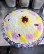 دیس بزرگ برنج مجلسی کترینگ پارسی با تزیین زرشک پلو، برنج زعفرانی و رنگی، همراه با کره کالین. غذای آماده لذیذ و شیک.