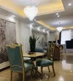 دکوراسیون لوکس سالن زیبایی کراتین گیاهی دائم دِلین با مبلمان سلطنتی و نورپردازی چشم‌نواز.
