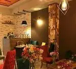 فضای داخلی کافه نیلو با دکوراسیون مدرن، نورپردازی دلنشین و چیدمان هنری، مکانی ایده آل برای استراحت و لذت بردن از منوی متنوع نوشیدنی و خوراکی.
